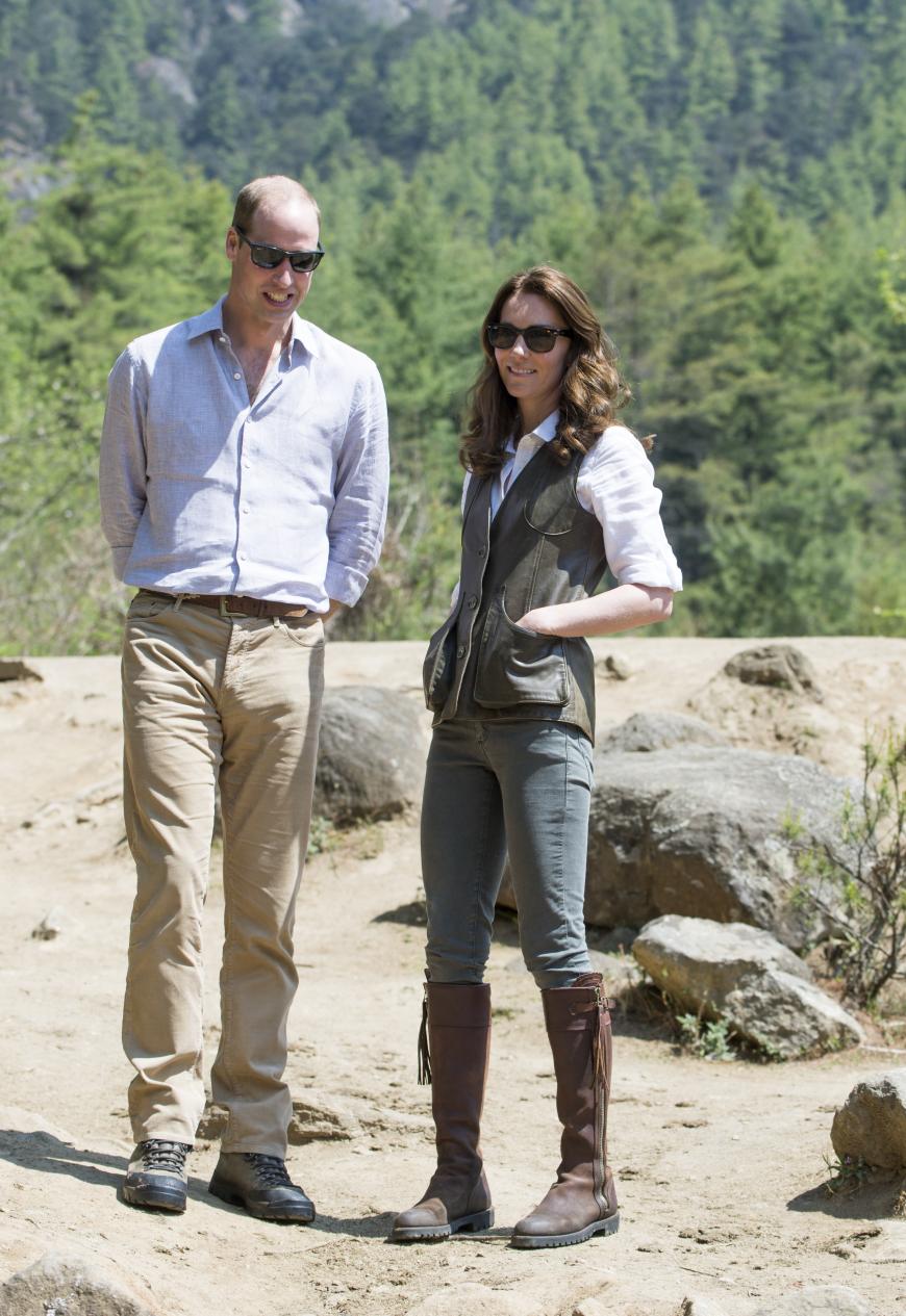 Für eine Wanderung zum Tigernest-Kloster, ein berühmtes buddhistisches Kloster in Bhutan, hat sich die Herzogin in ein khakifarbenes Outfit gekleidet. Weste, Hemd und Jeans, dazu derbe Wanderstiefel - wie passend!
