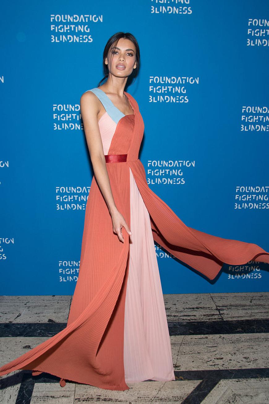 Model Angela Ruiz in einer mehrlagigen Plissee-Robe