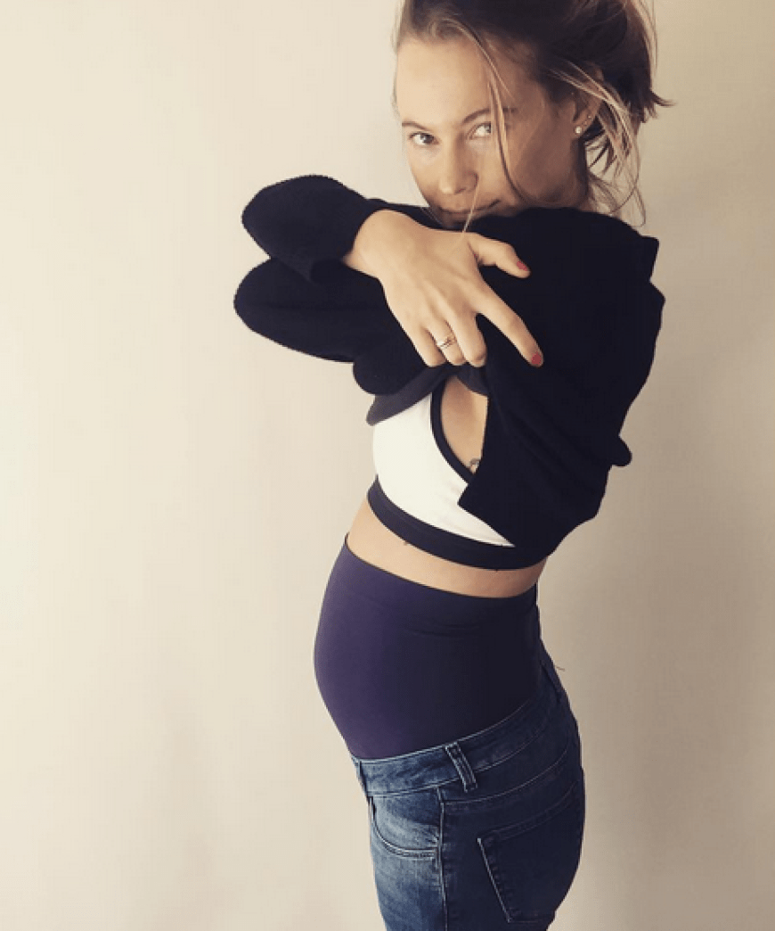 Behati Prinsloo präsentiert sich stolz in ihrer Umstandsmode.