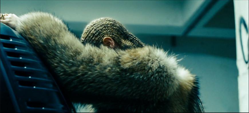 Pelzmantel und Cornrows: Beyoncé schlüpft in