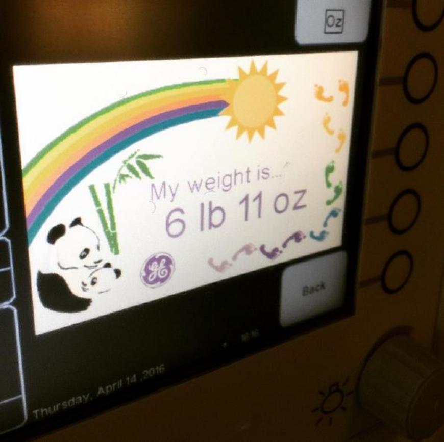 Mit diesem süßen Schnappschuss teilte Chrissy Teigen ihren Fans die frohe Kunde mit: Töchterchen Luna Simone erblickte am 14. April 2016 das Licht der Welt.
