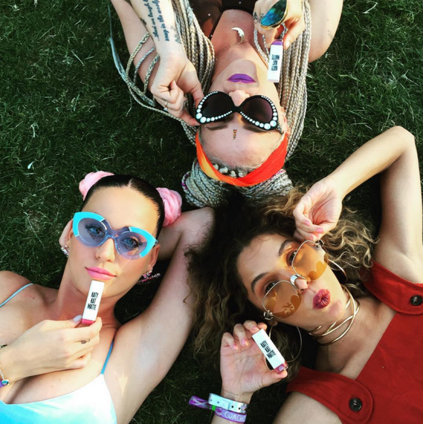 Und jetzt noch mal alle den Lippenstift zeigen, das gibt noch etwas extra Aufmerksamkeit: Katy Perry mit ihren Girls