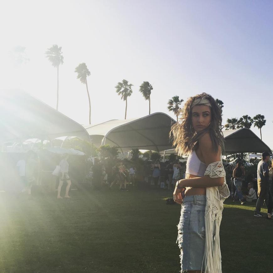 Hailey Baldwin präsentierte beim Coachella ihre neue Lockenpracht, die jetzt in grau erstrahlt.