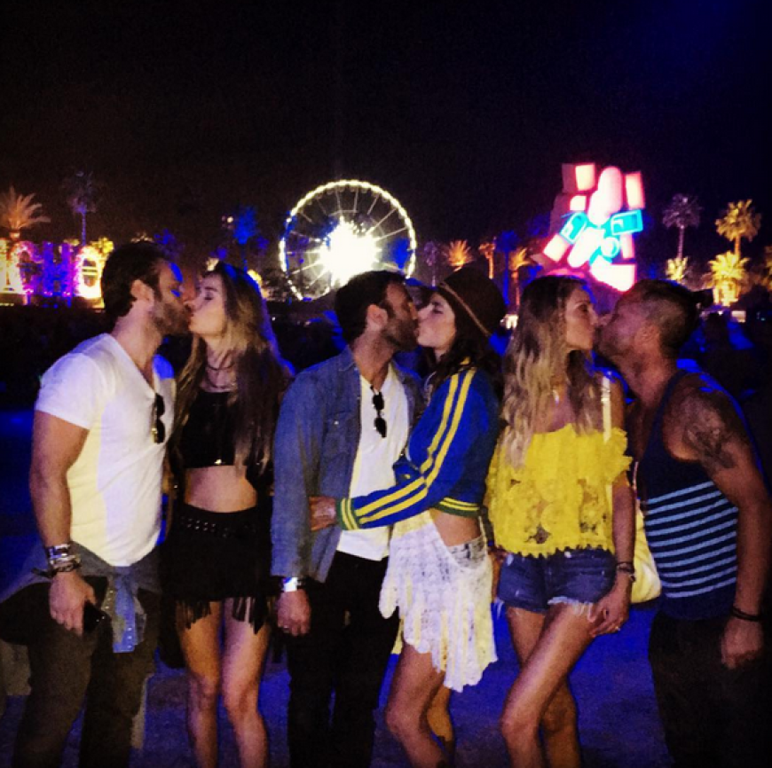Knutschalarm! Alessandra Ambrosio und ihre Freunde nutzen das Coachella für wilde Zungenspiele.