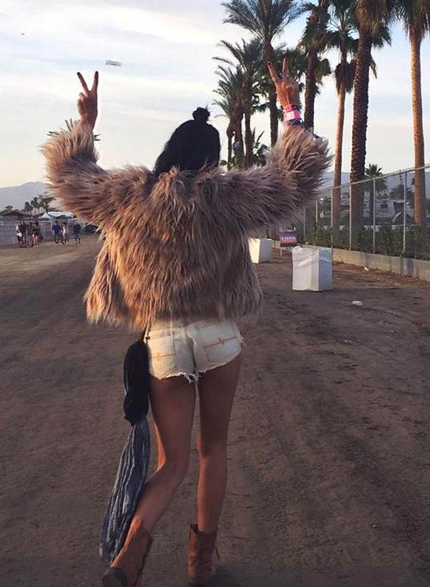Sexy Hexy... Shanina Shaik feiert in weißer Hot Pants und Felljacke.