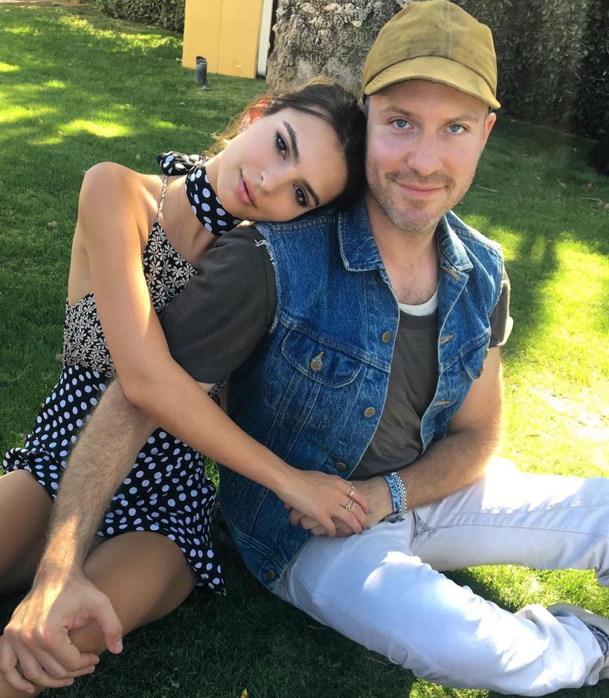 Naaaaa, an wen kuschelt sich Emily Ratajkowski denn da so liebevoll ran?