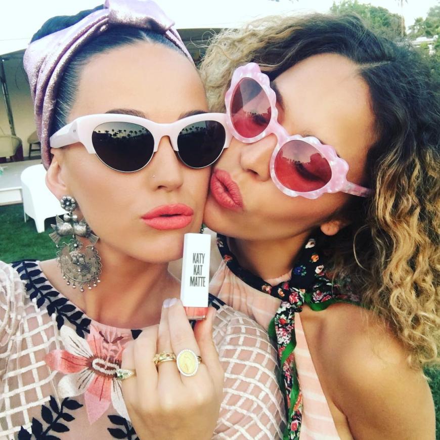 Katy Perry nutzt das Coachella für etwas Werbung zwischendurch. Hier zeigt die Sängerin ihren Followern schon mal einen ersten Einblick in ihre kommende Kosmetikserie.
