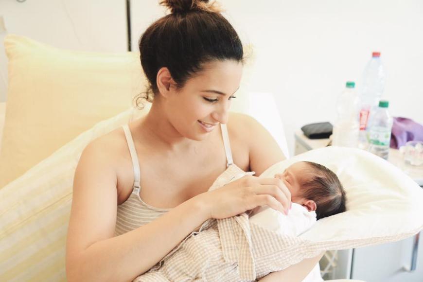 YouTuberin Dounia Slimani freut sich über ihren Sohn Mikael.