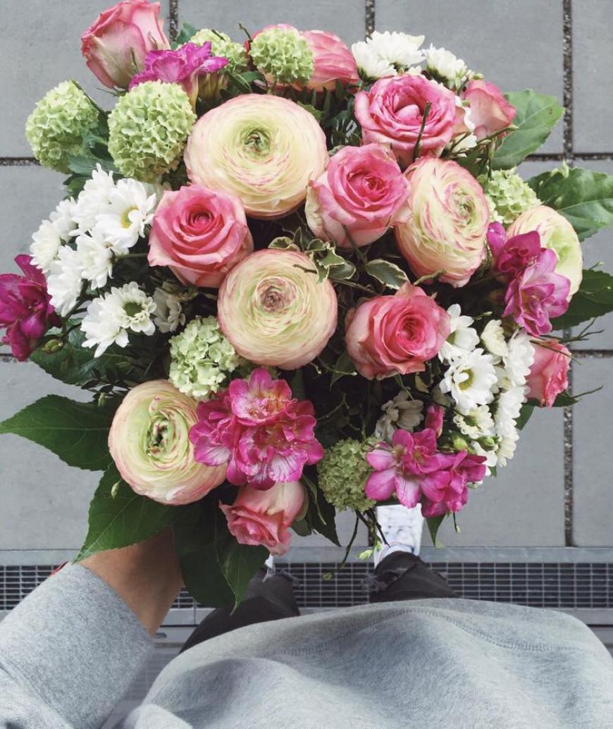 Mit diesem schönen Blumenstrauß überraschte Sami seine Schwester im Krankenhaus.