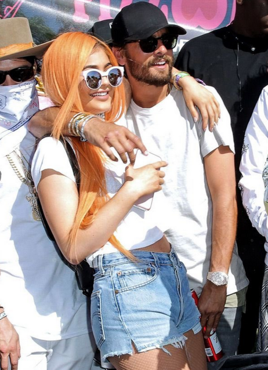 Kylie Jenner feierte mit orangefarbener Perücke im Arm ihres Ex-Schwagers Scott Disick.