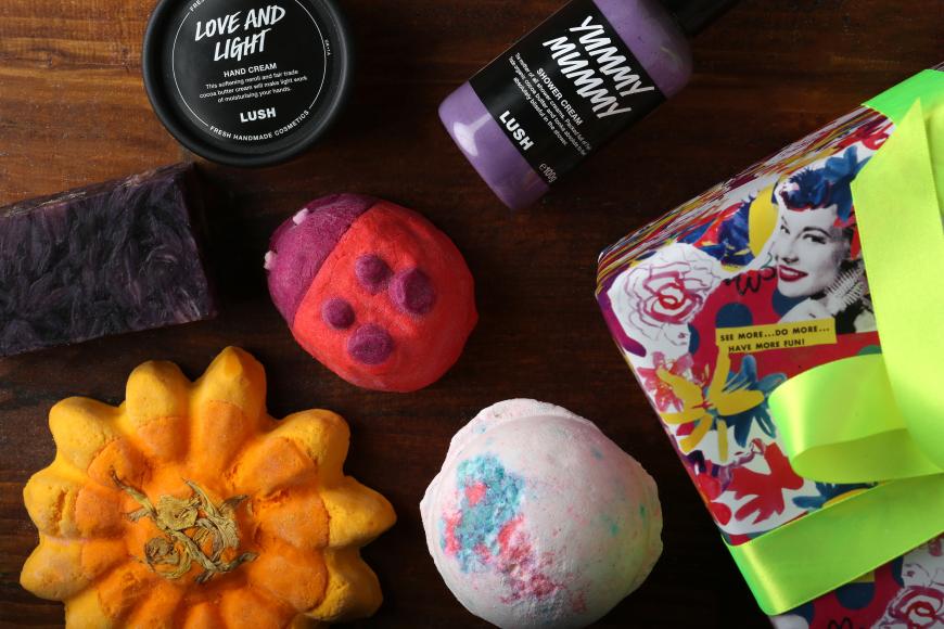 Echt Bombe! Über die bunten Geschenksets mit Badebombe und Co. freuen sich nicht nur die Mütter. Von Lush, ab 15 Euro.