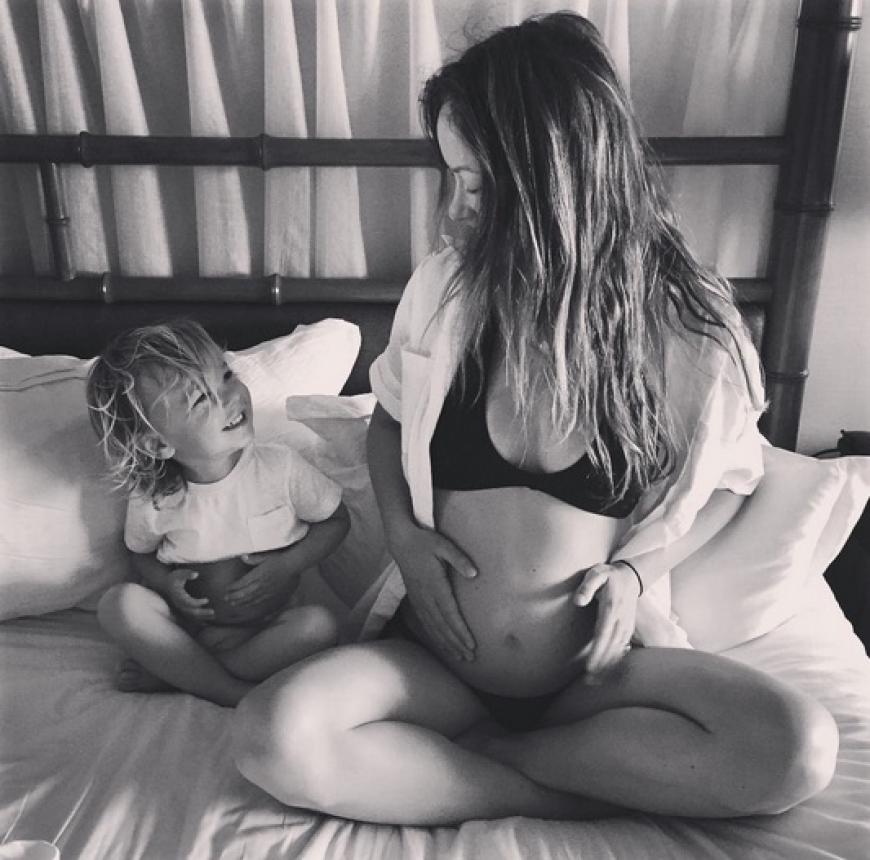 Olivia Wilde und Söhnchen Otis zeigen ihre Babybäuche.