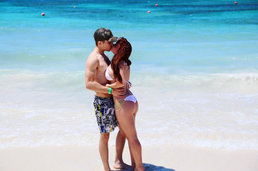 Ariel Winter genießt mit ihrem Freund eine Auszeit auf den Bahamas und präsentiert ihre neuen Kurven im Bikini.