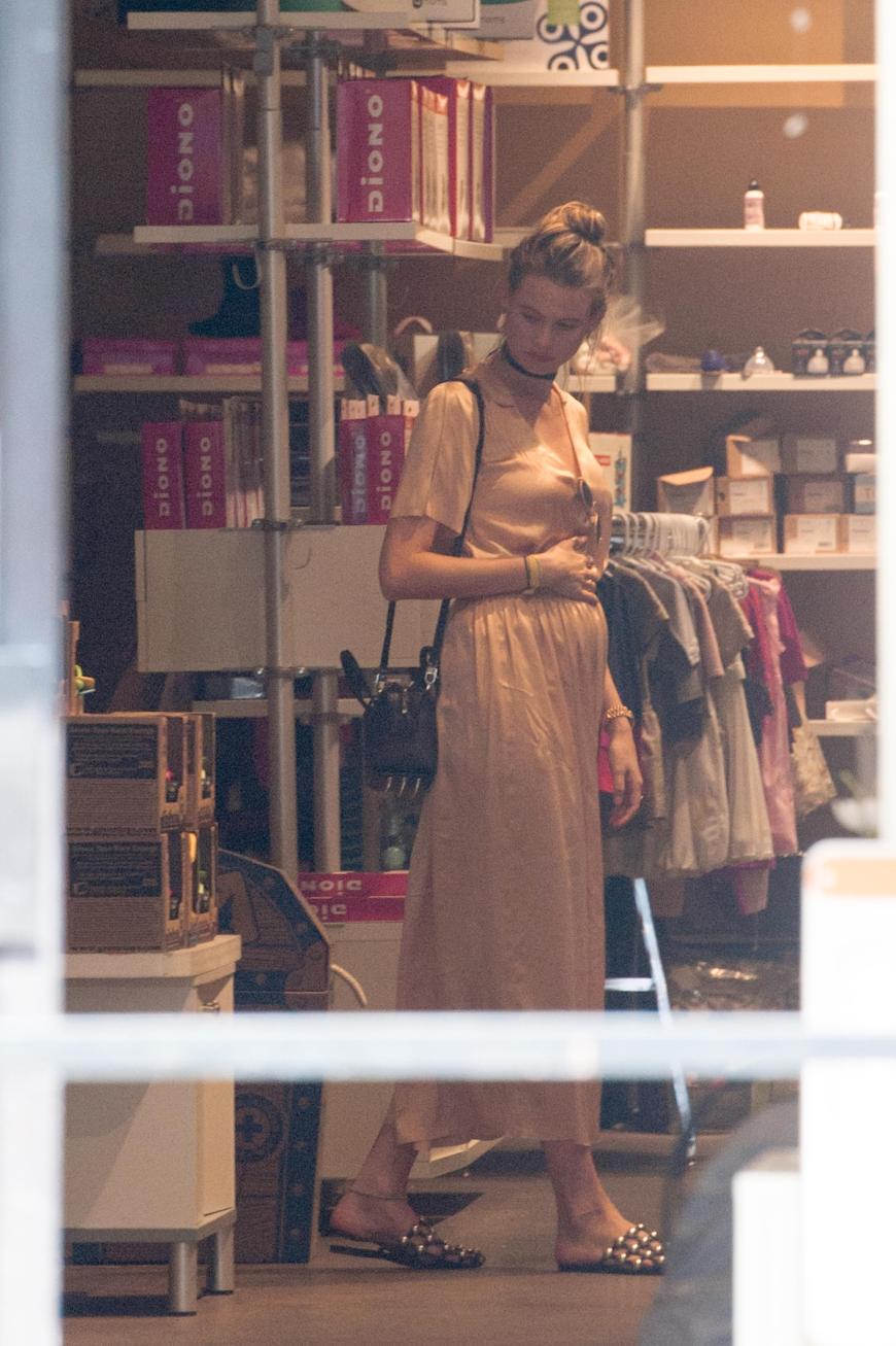 Behati Prinsloo beim Babyshopping in Los Angeles.