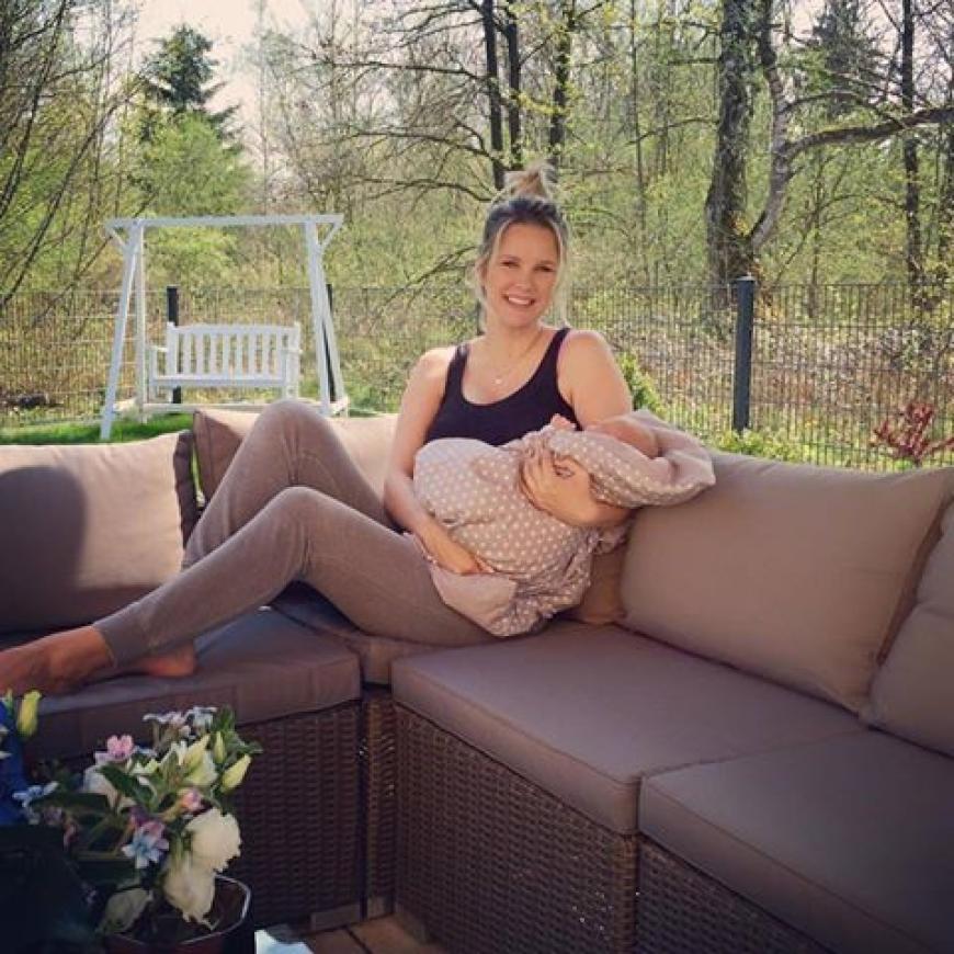 Monica Ivancan zeigt sich entspannt mit Söhnchen Anton.