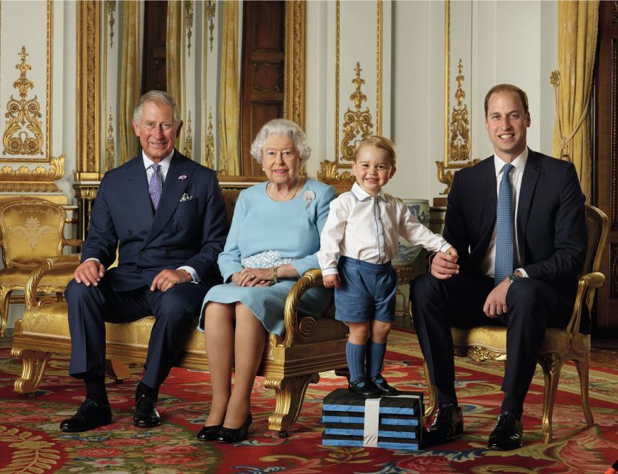 Posing für die Briefmarke: Prinz George mit Oma Elizabeth, Papa William und Opa Charles.