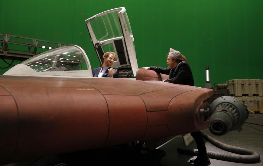 Prinz Harry lässt sich Flug-Anweisungen von Schauspieler Mark Hamill geben.
