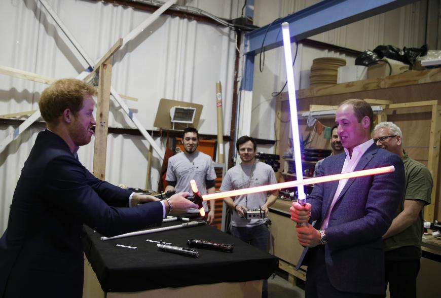 Prinz Harry und Prinz William liefern sich einen brüderlichen Schlagabtausch mit den Lichtschwertern.