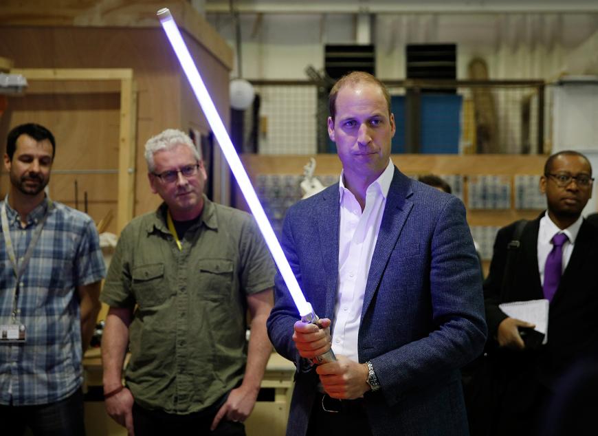 Die britischen Royals von heute tragen Lichtschwert.