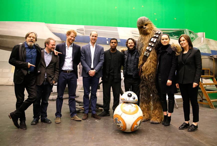 Prinz Harry und Prinz William posieren für ein Gruppenbild mit den