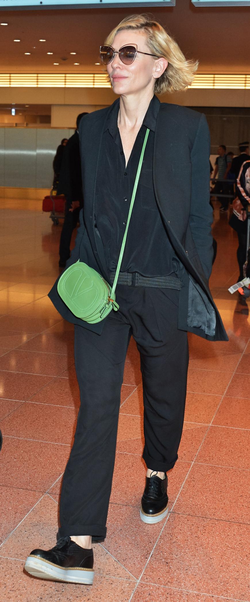 Cate Blanchett kommt ganz in schwarz mit Eyecatcher-Tasche am Flughafen von Tokio an.