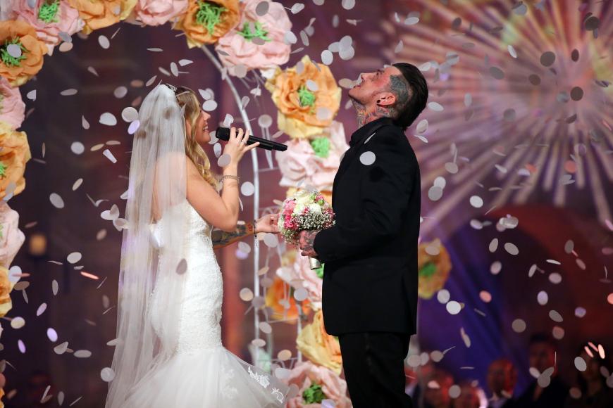 Sandra Berger singt ihrem Victor auf der DSDS-Bühne ein Ständchen.