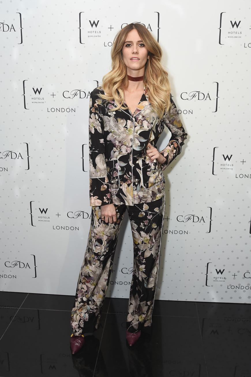 Jade Williams stimmt spitze Stilettos und Choker auf ihren geblümten Pyjama ab.