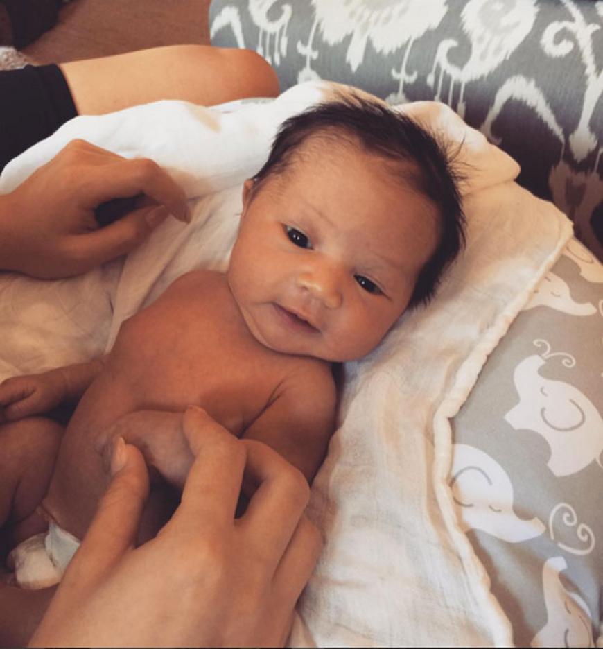 Achtung, Achtung: Cuteness-Overload! Dieser zuckersüße Wonneproppen mit vollem schwarzen Haar und Pausbäckchen gehört zu John Legend und Chrissy Teigen. Wir sind schockverliebt!