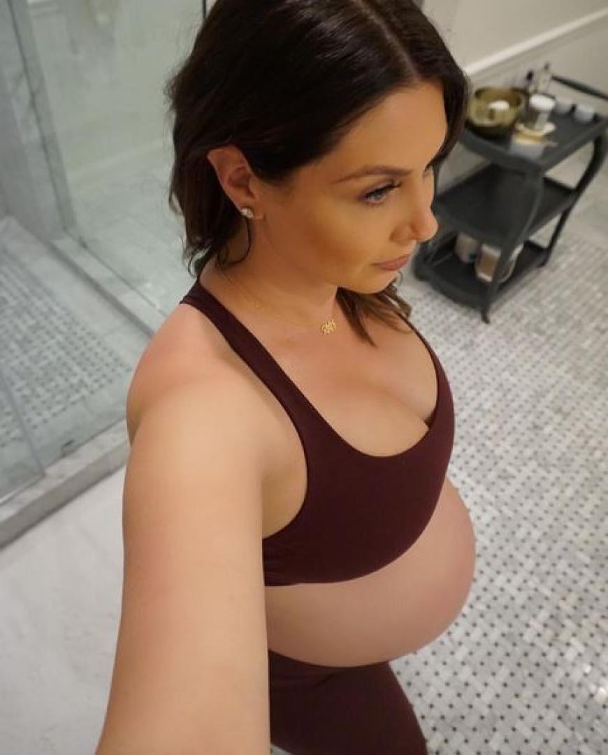 Noch vor wenigen Tagen präsentierte Lauren Kitt Carter ihre riesige Babykugel.