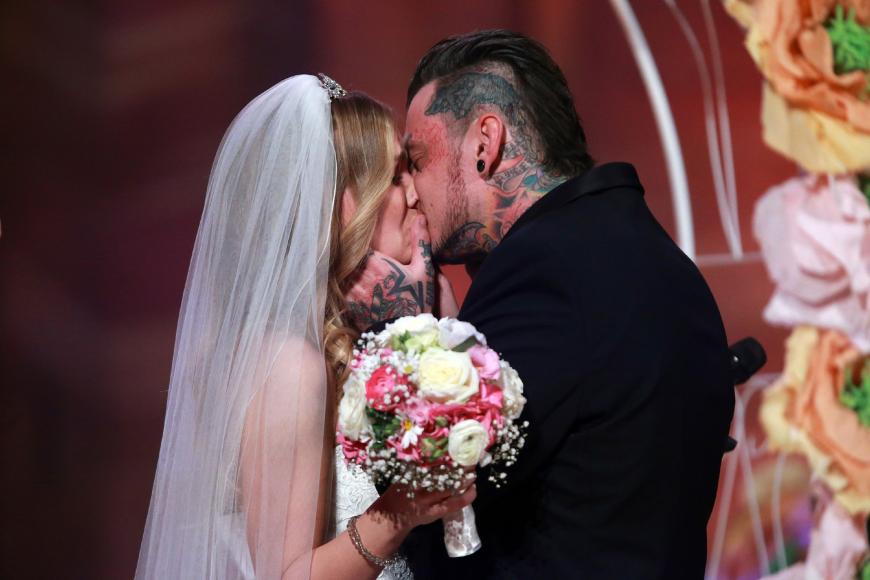 Romantischer Moment mit Sandra Berger und ihr Ehemann Victor bei der DSDS-Eventshow.