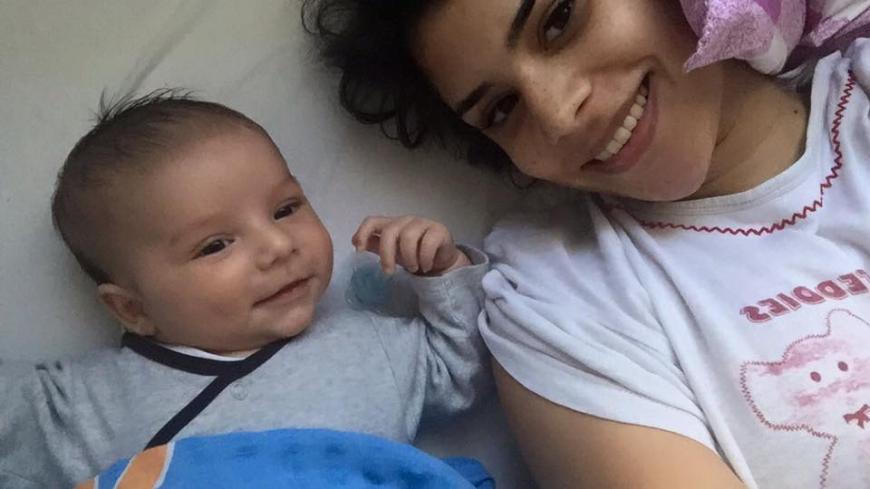 Was für ein kleiner Strahlemann! Tanja Tischewitsch kuschelt mit ihrem süßen Baby Ben.