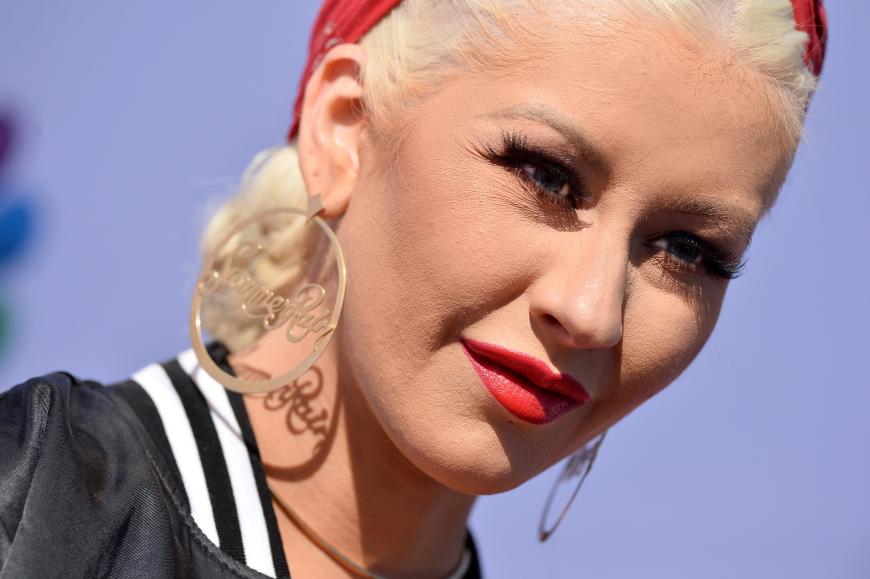 Ganz deutlich ist zu erkennen, wie viel Make-up bei Xtina aufgetragen wurde.