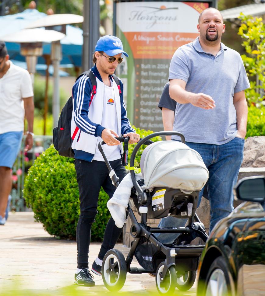 Louis Tomlinson beim Spaziergang mit Sohn Freddie und seinem Bodyguard.