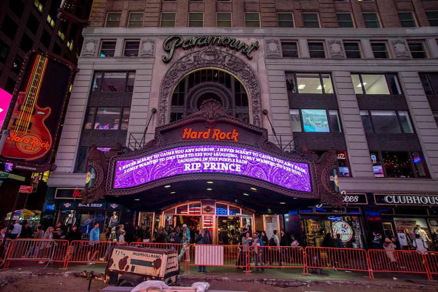 Das Hardrock Café am New Yorker Times Square verabschiedet den Popstar Prince