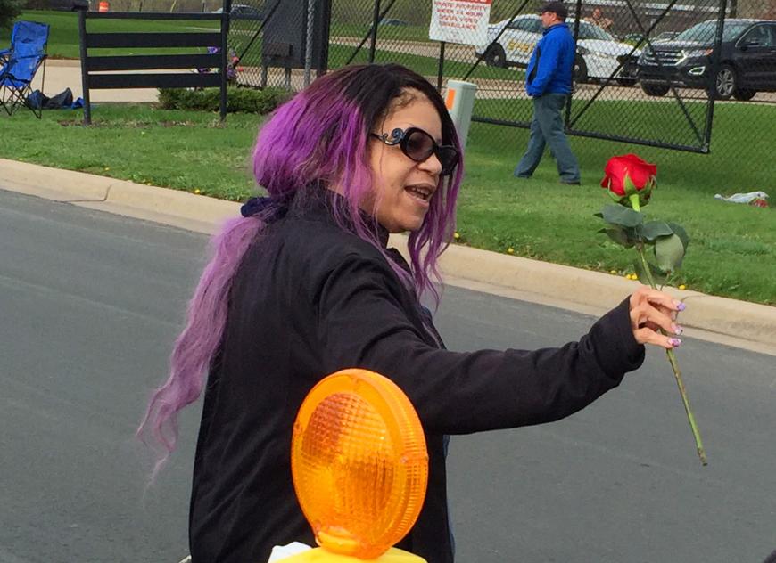 Tyka Nelson mit einer Rose vor Prince' Anwesen in Chanhassen, Minnesota.