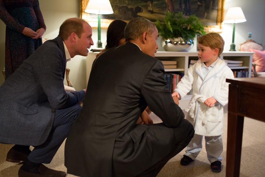 Staatsbesuch in Schlafanzug: Hier trifft der kleine Prinz George auf den US-amerikanischen Präsidenten Barack Obama und beweist der Welt erneut, dass auch Royals nur ganz normale Menschen sind. Einfach herrlich normal!