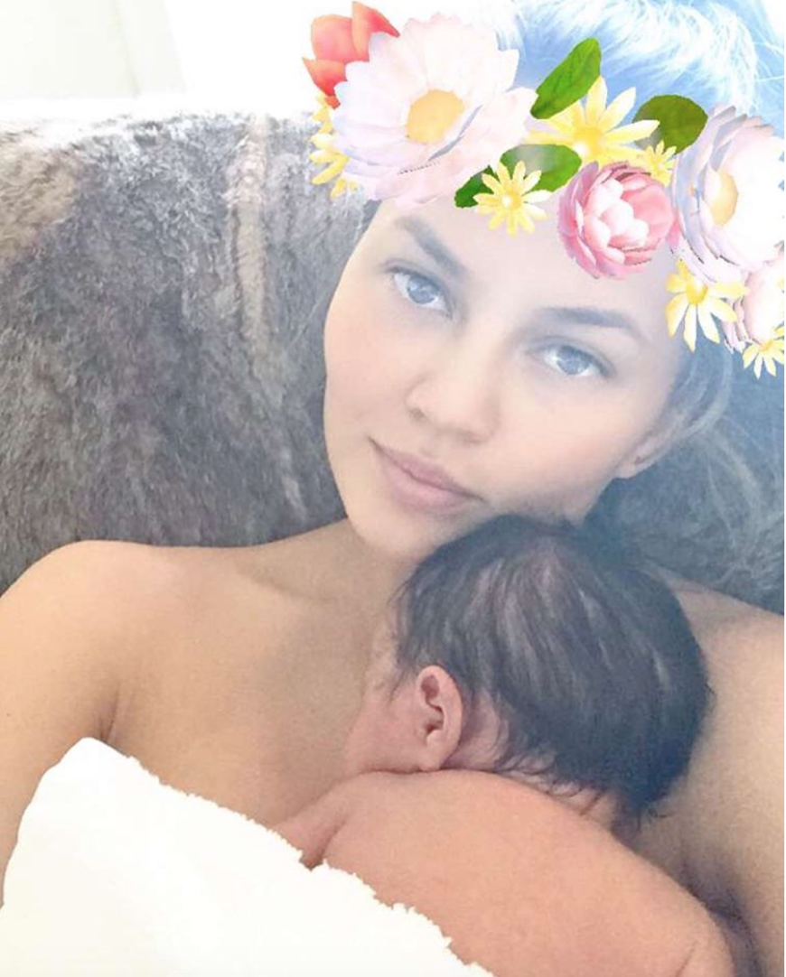 Chrissy Teigen zeigt sich innig mit Tochter Luna auf Instagram - trotzdem nahm sie sich jetzt einen Abend Auszeit von ihrem neugeborenen Baby.