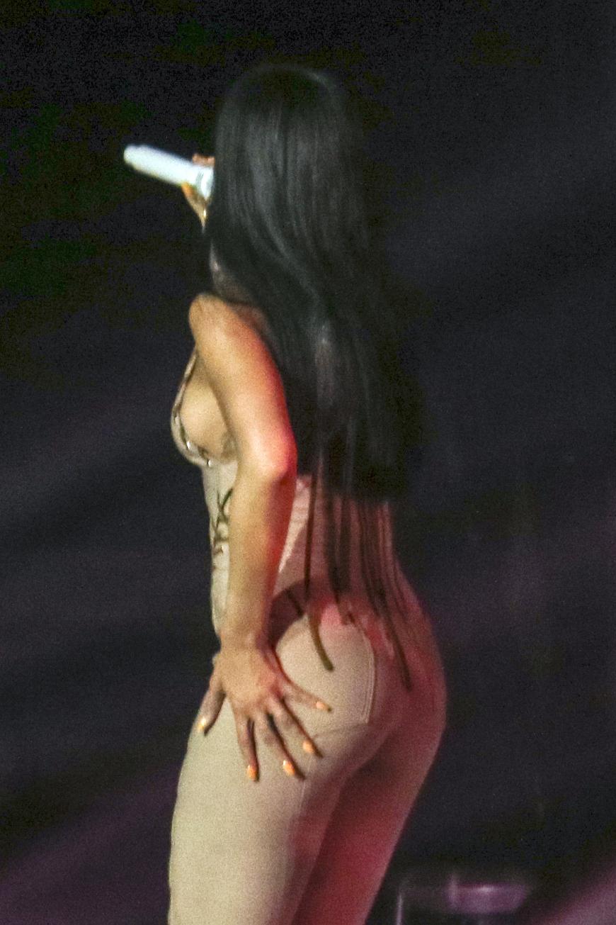 Rihanna zeigt ihre heißen Kurven auf der Bühne.