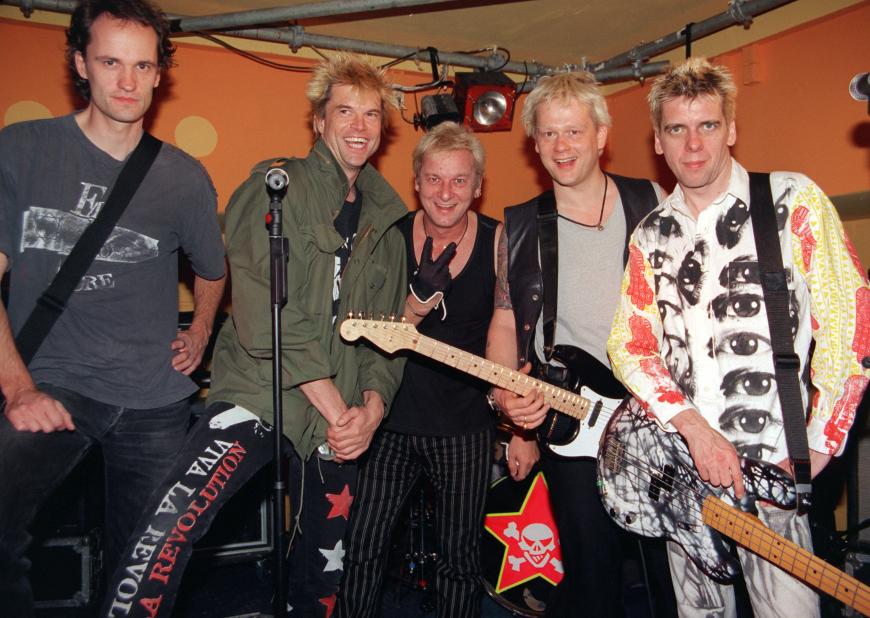 Die Düsseldorfer Punk-Band Die Toten Hosen: Breiti, Sänger Campino, Wölli, Kuddel und Andi (v.l.) posieren am 24.7.1998 vor ihrem Konzert in Hamburg.
