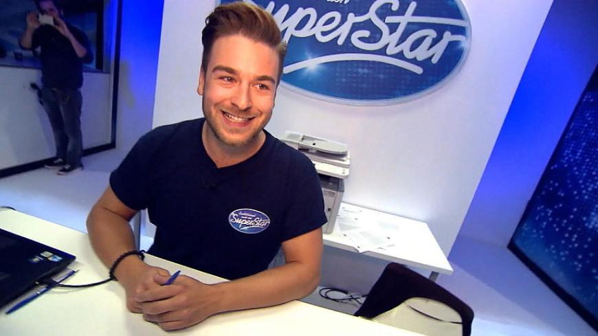 Bei DSDS ist Eric der Empfangsschnuckel, er arbeitet aber auch als Moderator.