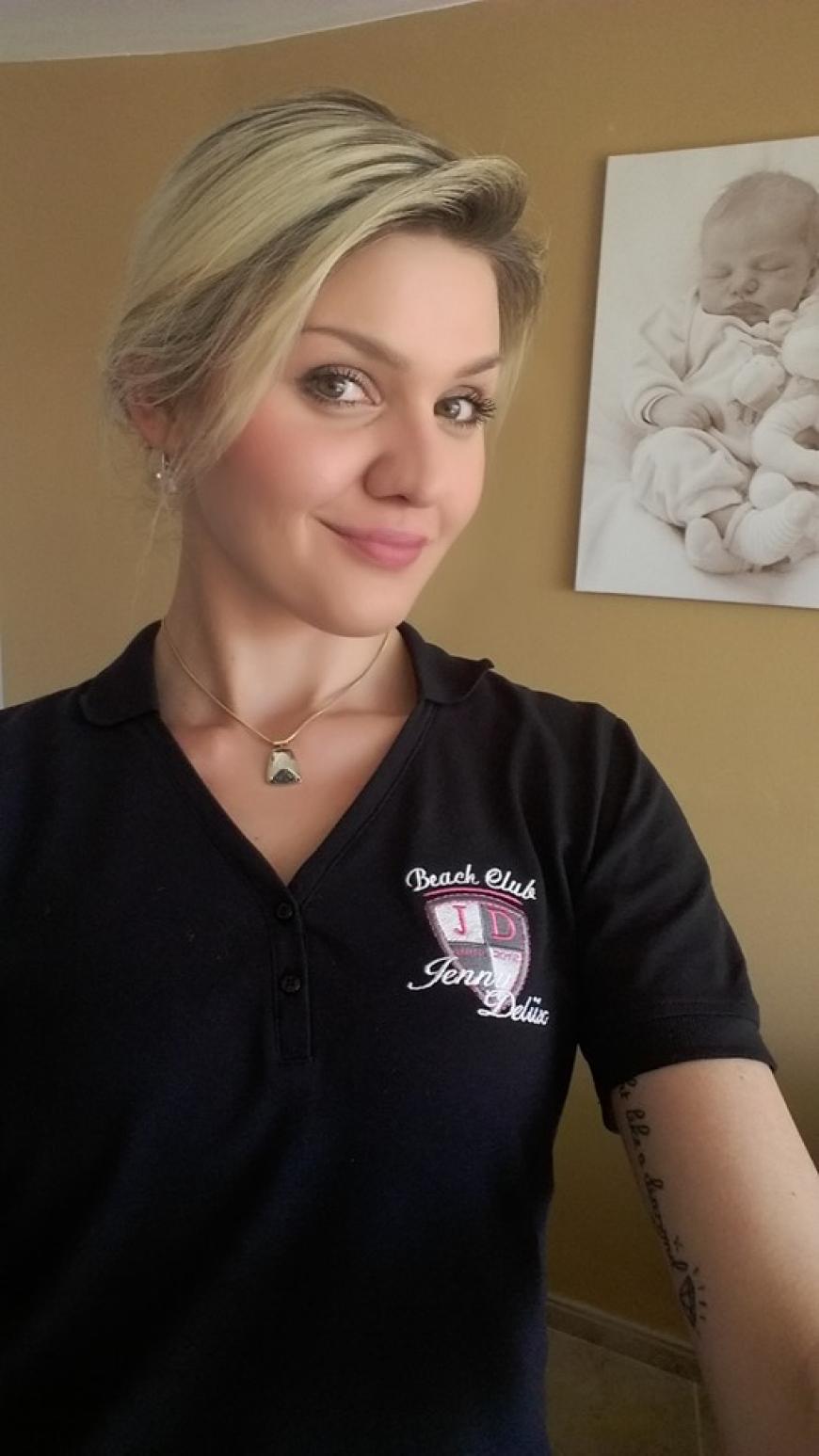Jenny freut sich schon auf die neue Saison in ihrem vergrößerten Laden "Jenny Delüx".