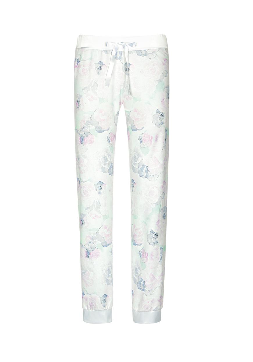 Gemütlich auf der Couch mit einem Buch und einer Tasse Tee - das macht auch Mama gerne! In dieser schicken Jersey-Hose mit zartem Rosenprint sieht der Relax-Sonntag dann sogar richtig stylisch aus - das perfekte Muttertagsgeschenk! Im Onlineshop von Mey könnt ihr die Hose direkt shoppen, knapp 60 Euro.