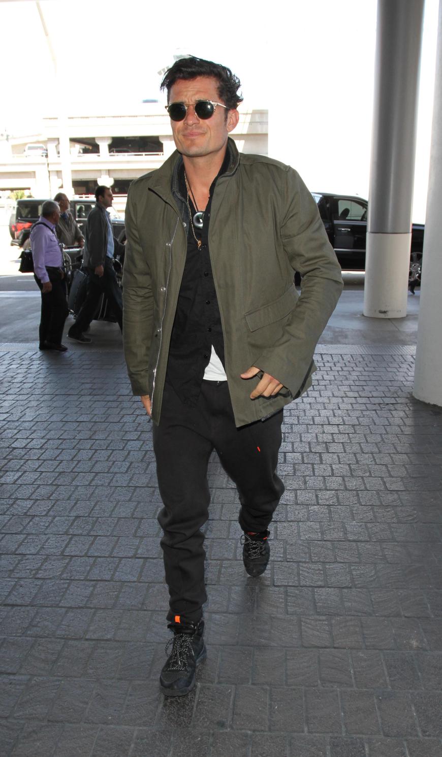 Orlando Bloom wurde ohne Katy Perry dafür mit grimmiger Miene am Flughafen von Los Angeles fotografiert.
