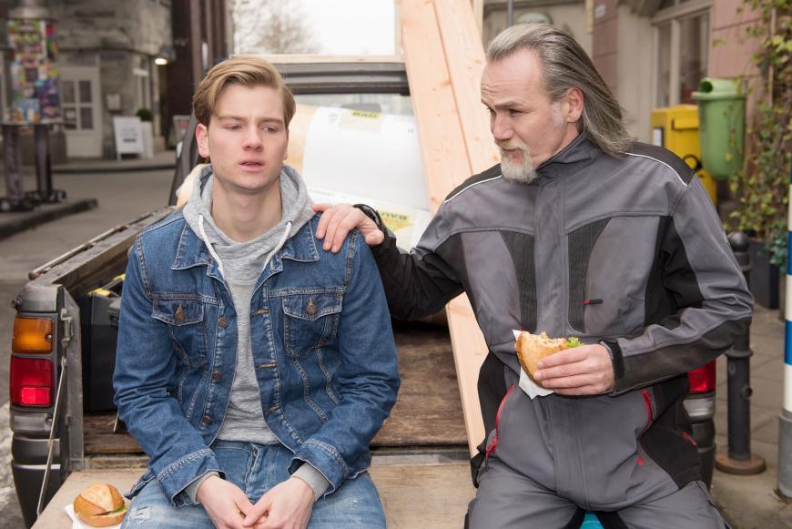 Valentin (Aaron Koszuta) (l.) und Robert (Luca Maric)