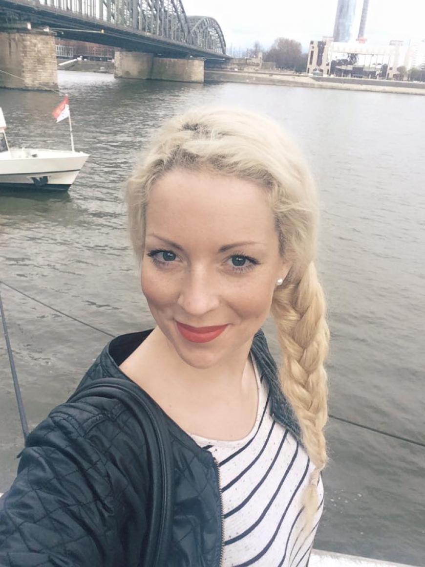 Cindy Riedel wagt den großen Schritt auf den Laufsteg.