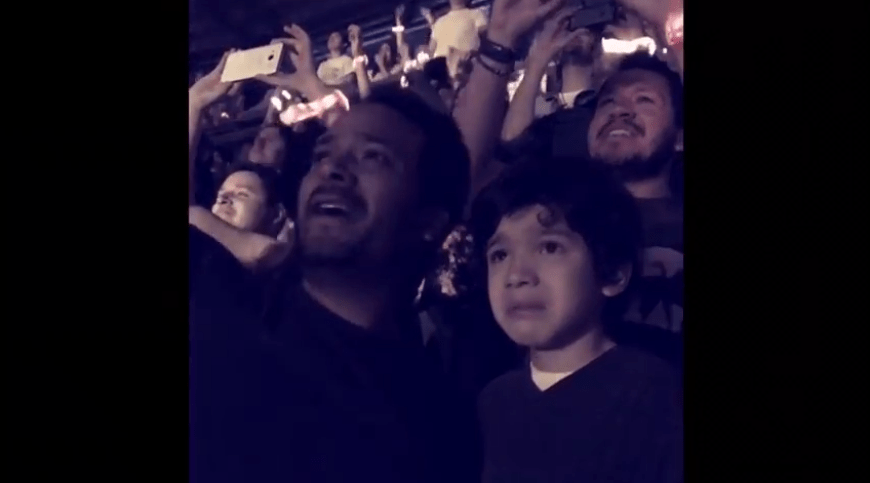 Der kleine Junge bricht bei einem Coldplay-Konzert in Tränen aus.
