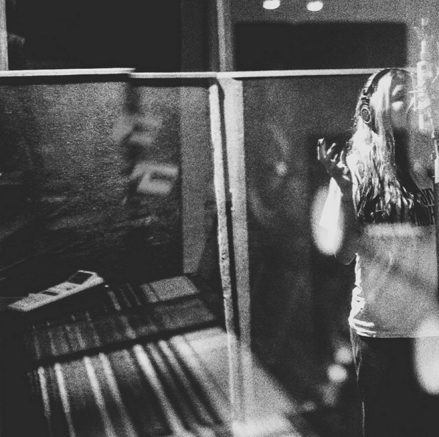 Kesha im Studio mit DJ Zedd.
