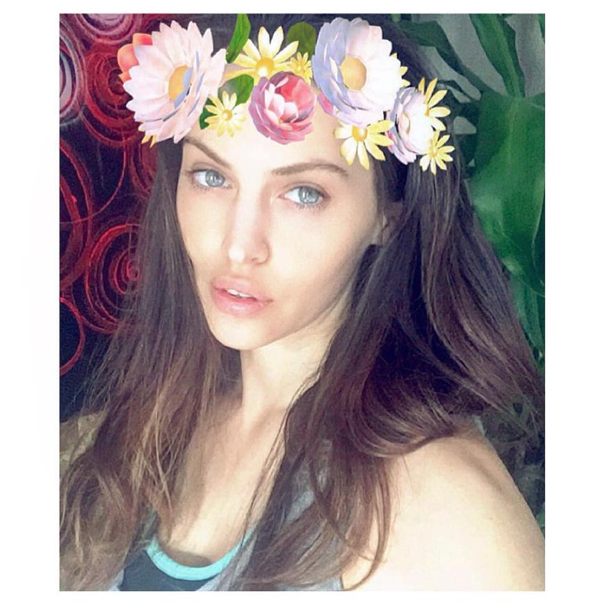 Hana Nitsche (hananitsche) mit Hippie-Blumenkranz