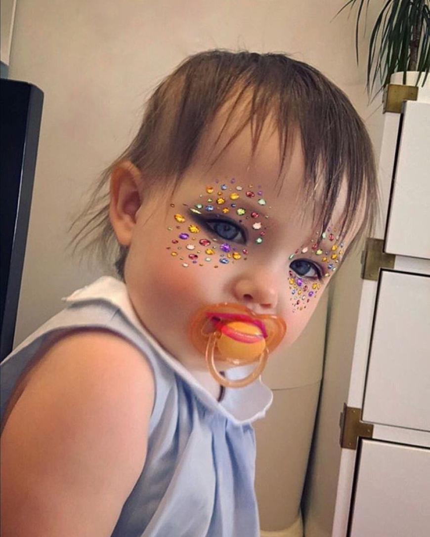 Sie ist zwar erst wenige Monate alt, aber Ioni James Conran hat schon ihren eigenen Instagram-Account! Und Snapchat hat die Tochter von Coco Rocha natürlich auch!