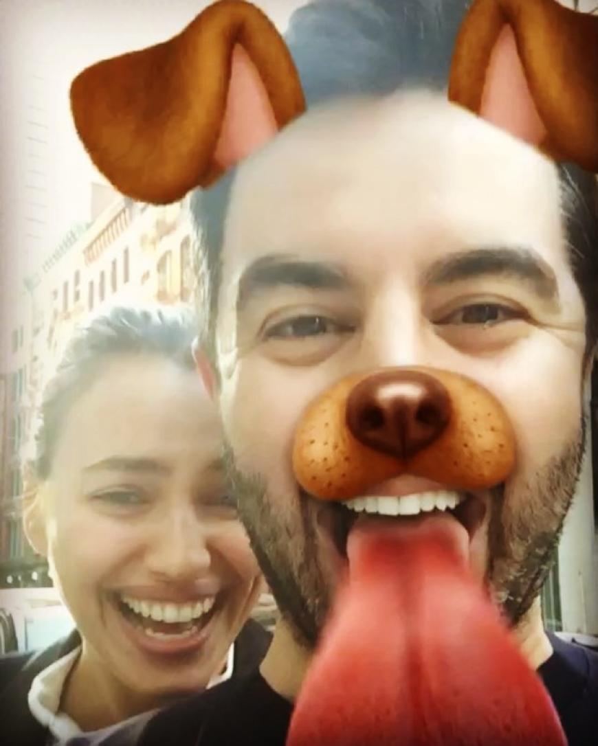 Irina Shayk lässt lieber erstmal ihren Begleiter den Snapchat-Filter testen.